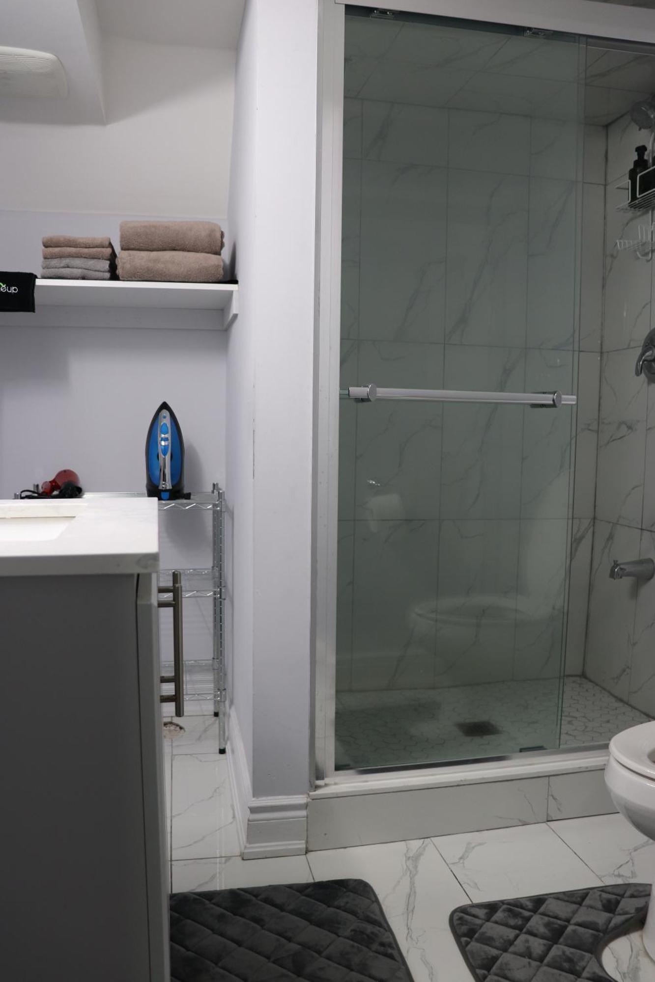 Garden 2 Bedroom Apt - Free Parking Wifi Laundry Workstation Brampton Esterno foto