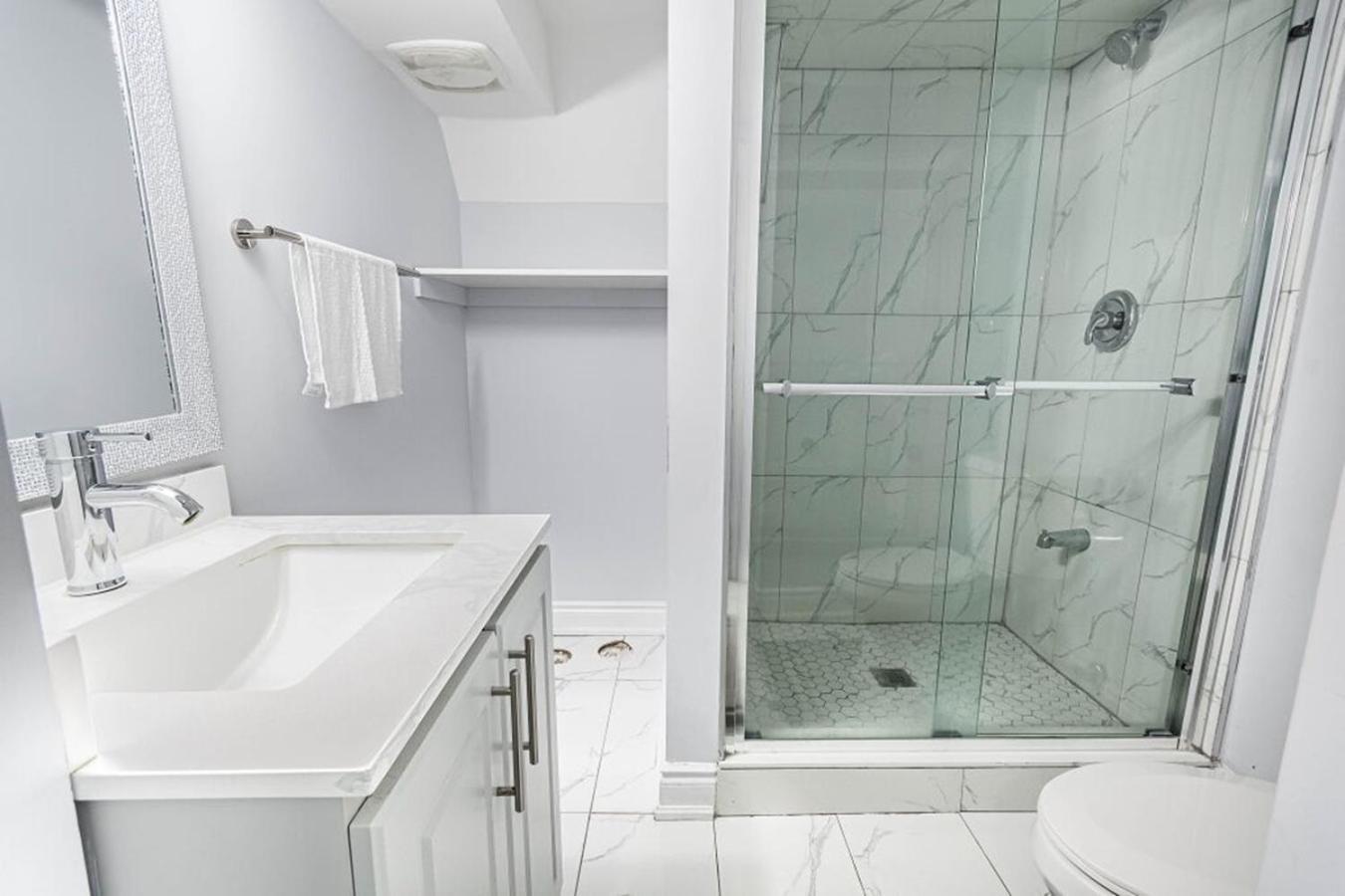 Garden 2 Bedroom Apt - Free Parking Wifi Laundry Workstation Brampton Esterno foto